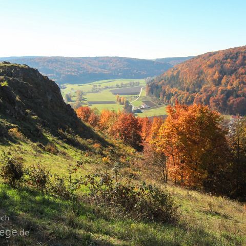 Altmuehltal Mitte Ost 006 Enkering, bereits seit der Jungsteinzeit (5.000 v. Chr.) gab es Siedlungspuren auf dem 9,5 ha grossen Plateau auf der Hochfläche des Bergs