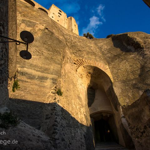 Ischia 006 Stadtmauer, Aufgang zum, Castello Aragonese, Ischia, Kampanien, Italien, Italia, Italy