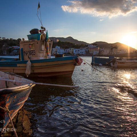 Ischia 007 Sonnenuntergang, Fischerboote, Ischia Porto, Ischia, Kampanien, Italien, Italia, Italy