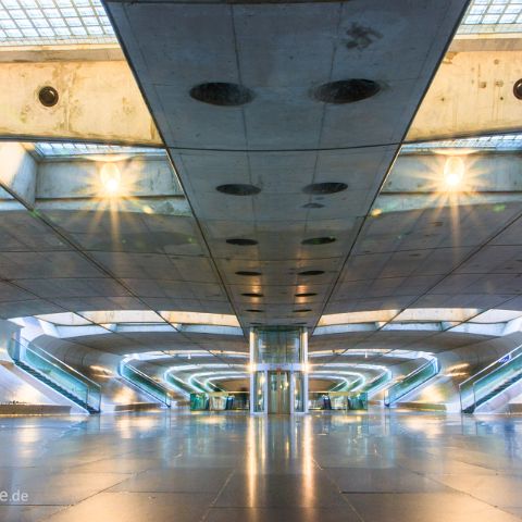 Lissabon 002 Der Bahnhof Oriente wurde für die Expo 1998 errichtet. Santiago Calatrava Eindrucksvoll ist Unterführung zu den Gleisen die ganz ohne Stützen auskommt