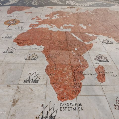 Lissabon 008 Unmittelbar vor dem Das Padrão dos Descobrimentos sind auf dieser überdimensionalen Weltkarte die Entdeckungen Portugals eingetragen, die wichtigste ist...