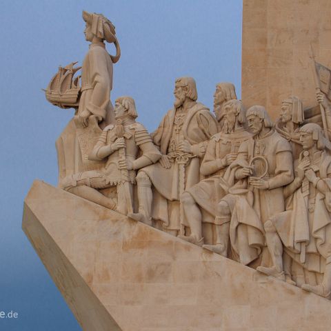 Lissabon 009 Das Denkmal Padrão dos Descobrimentossoll an das Zeitalter der Entdeckungen erinnern und zeigt 33 wichtige Persönlichkeiten aus der portugiesischen...