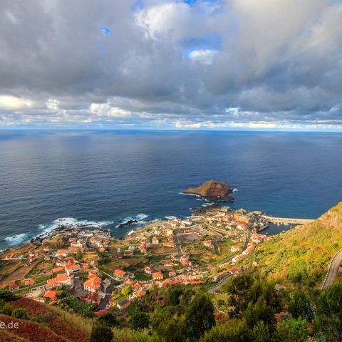 Madeira 007 vom Miradouro da Santinha windet sich die Straße in Serpentinen steil hinab nach Porto Moniz