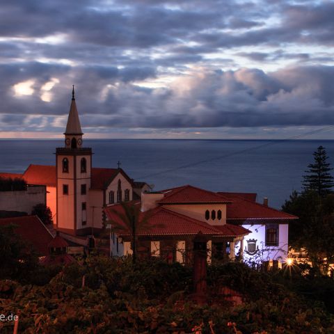Madeira 010 Blick auf Rathaus und Kirche von Porto Moniz zur Blauen Stunde